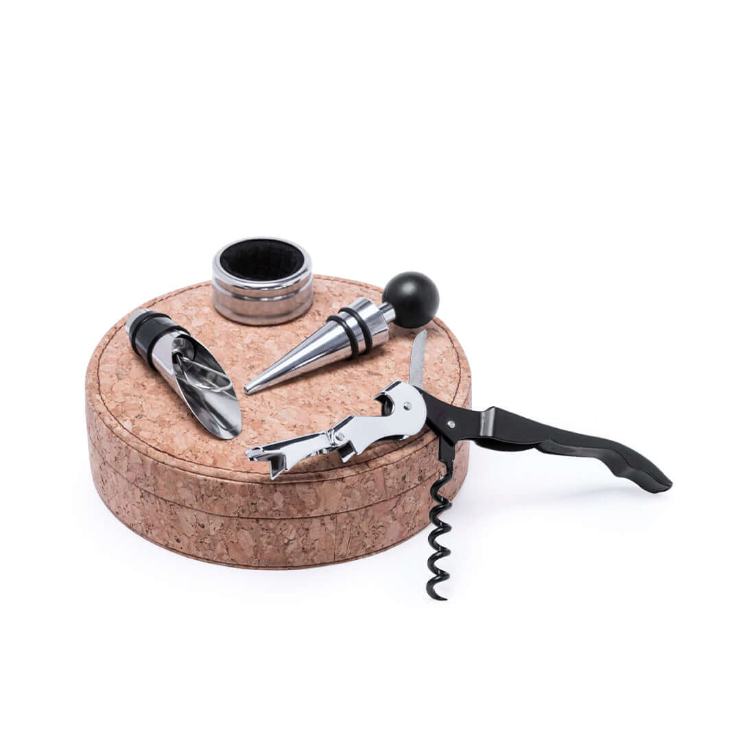 Conjunto de vinho com acessórios em cortiça e metal.