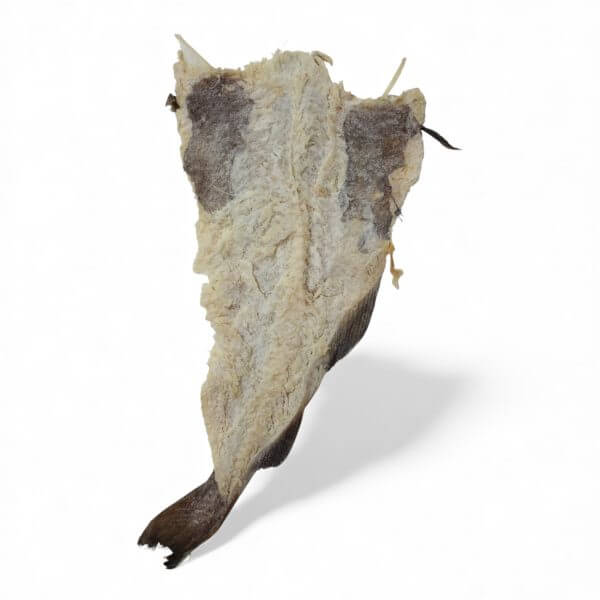 Bacalhau corrente norueguês curado tradicionalmente com textura firme e sabor intenso.