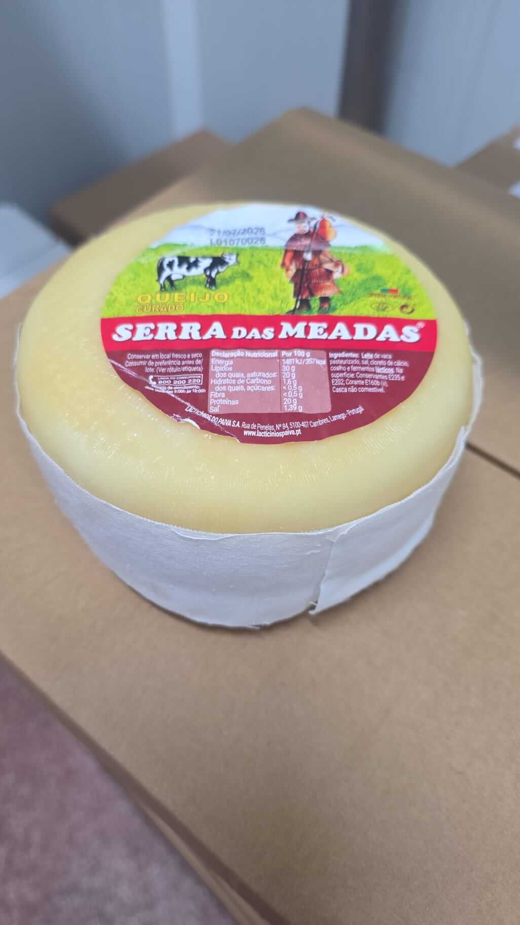 Queijo curado Serra das Meadas com rótulo ilustrado.