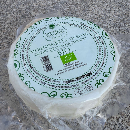 Queijo de ovelha curado biológico artesanal português com rótulo verde e branco.