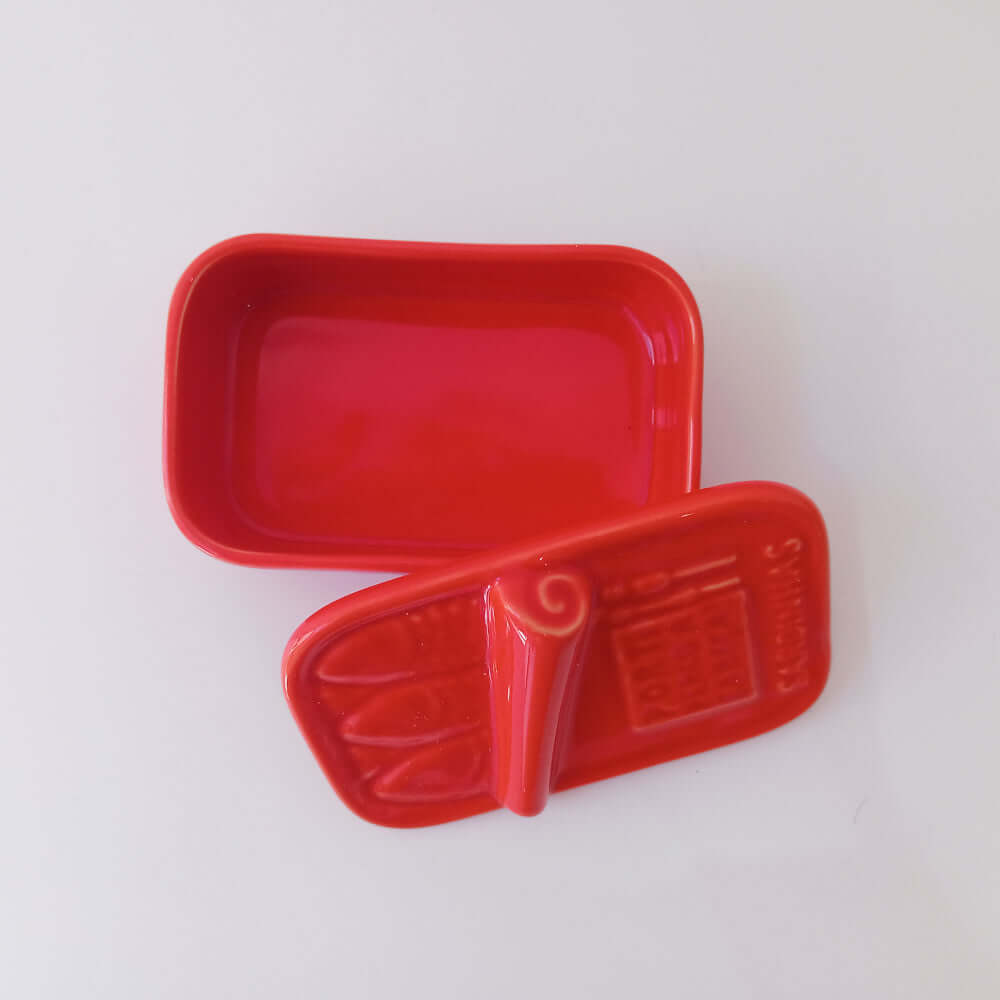 Caixa de sabão em cerâmica vermelha com relevo de sardinhas.