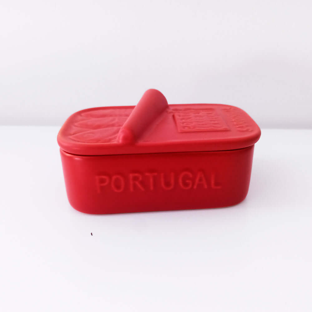 Caixa de sabão vermelha em cerâmica com a palavra Portugal.