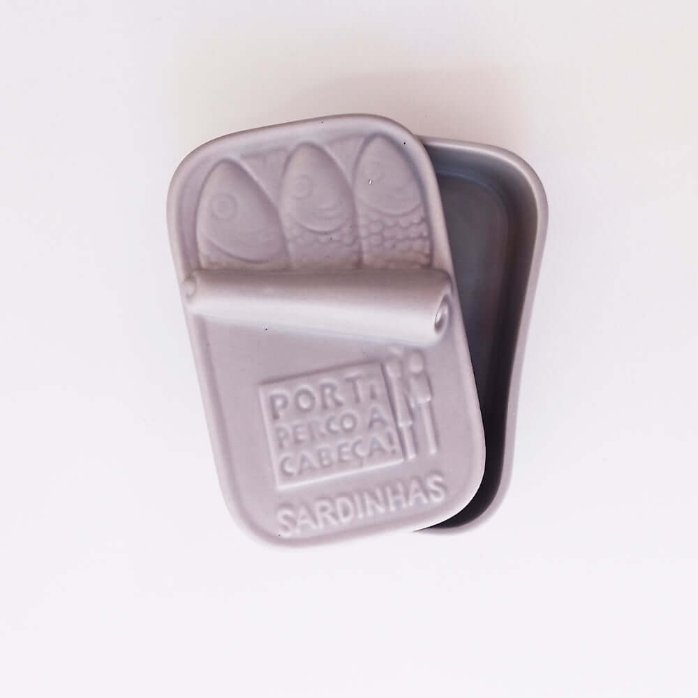 Caixa de cerâmica em forma de lata de sardinhas com tampa.