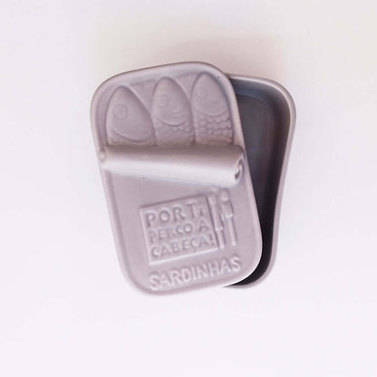 Caixa de cerâmica em forma de lata de sardinhas com tampa.