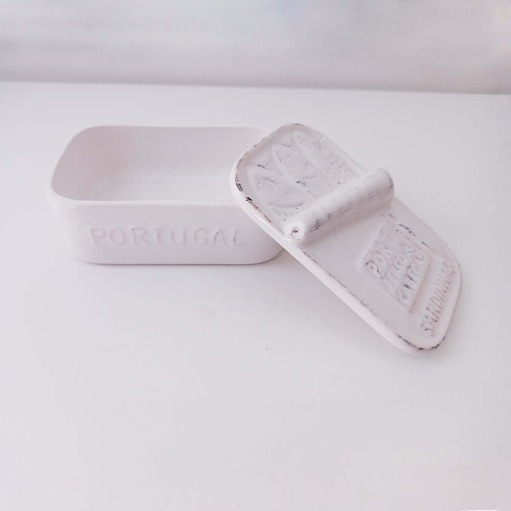 Caixa de sabão em cerâmica branca com tampa decorada com sardinhas e texto "Portugal".