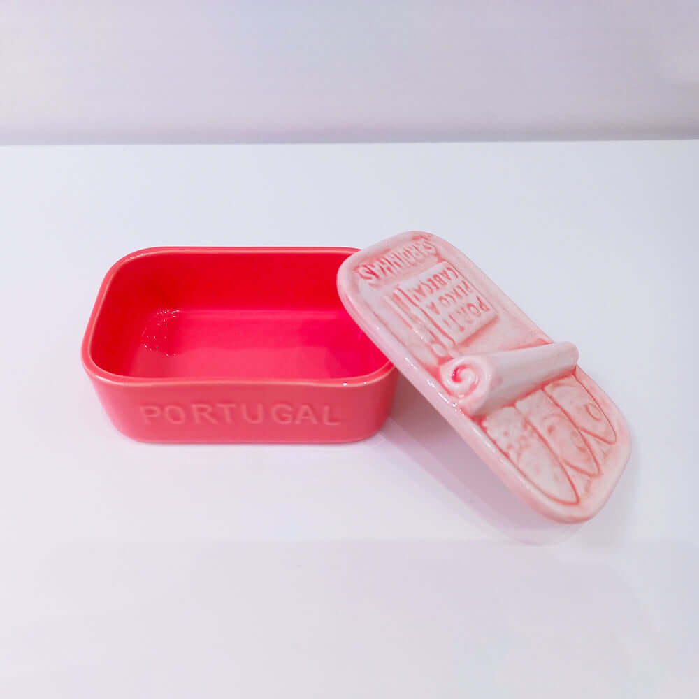Caixa de cerâmica rosa em forma de lata de sardinha com a palavra Portugal.
