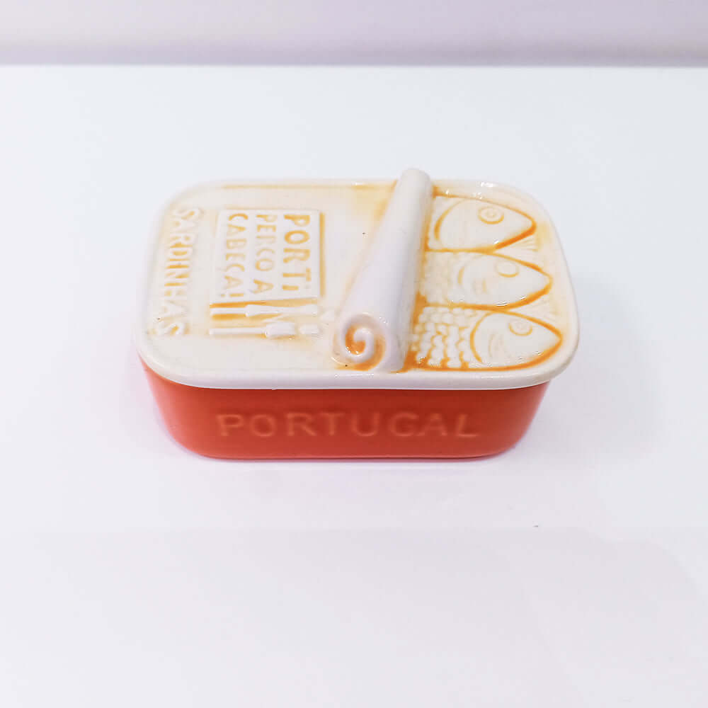 Caixa de cerâmica em forma de lata de sardinha com pintura à mão.