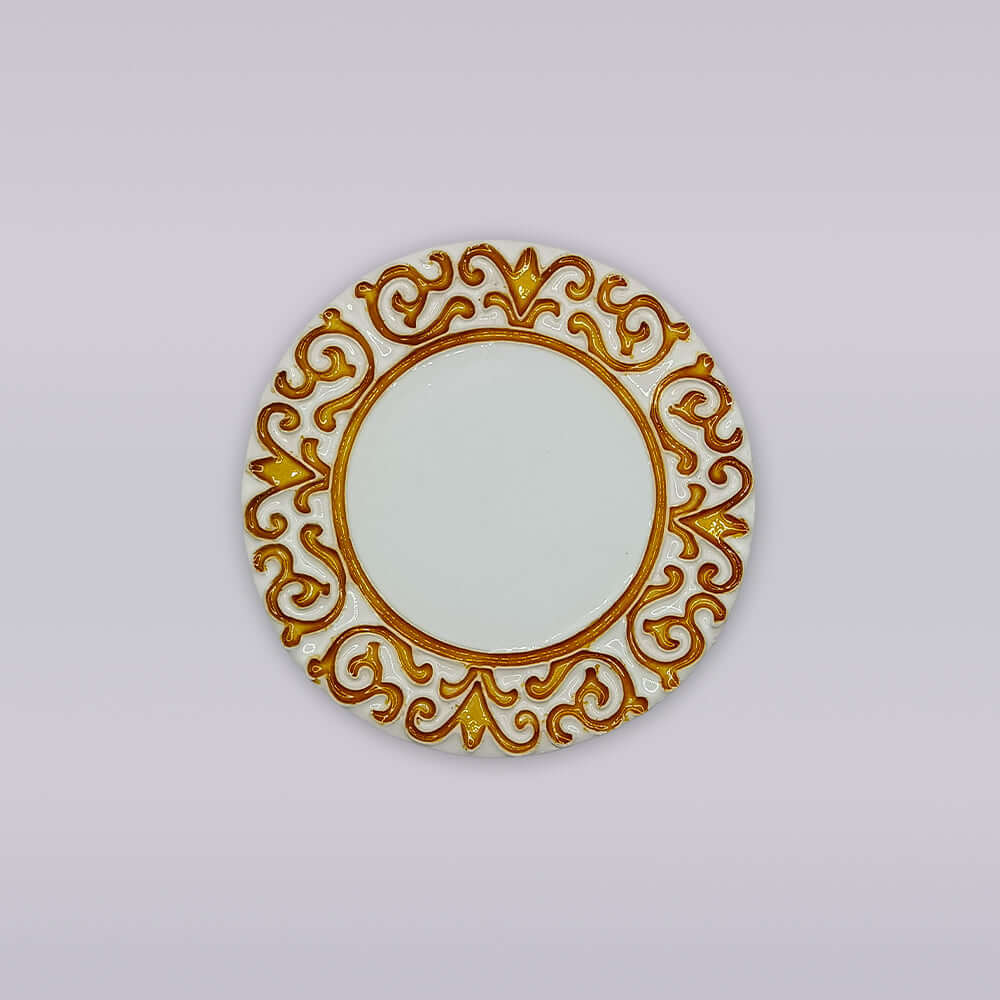 Base de cerâmica branca com brasão dourado em estilo manuelino.