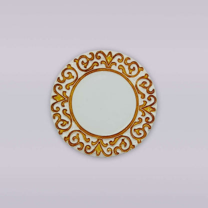 Base de cerâmica branca com brasão dourado em estilo manuelino.