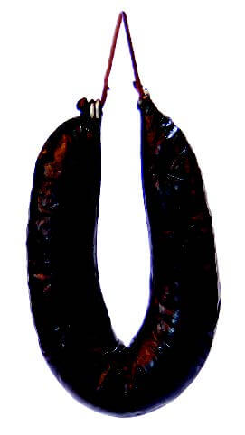 Morcela de São Gonçalo do Amarante, uma morcela artesanal em forma de U pendurada.