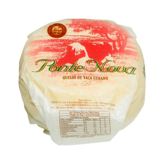 Queijo de vaca curado artesanal português com embalagem impressa.