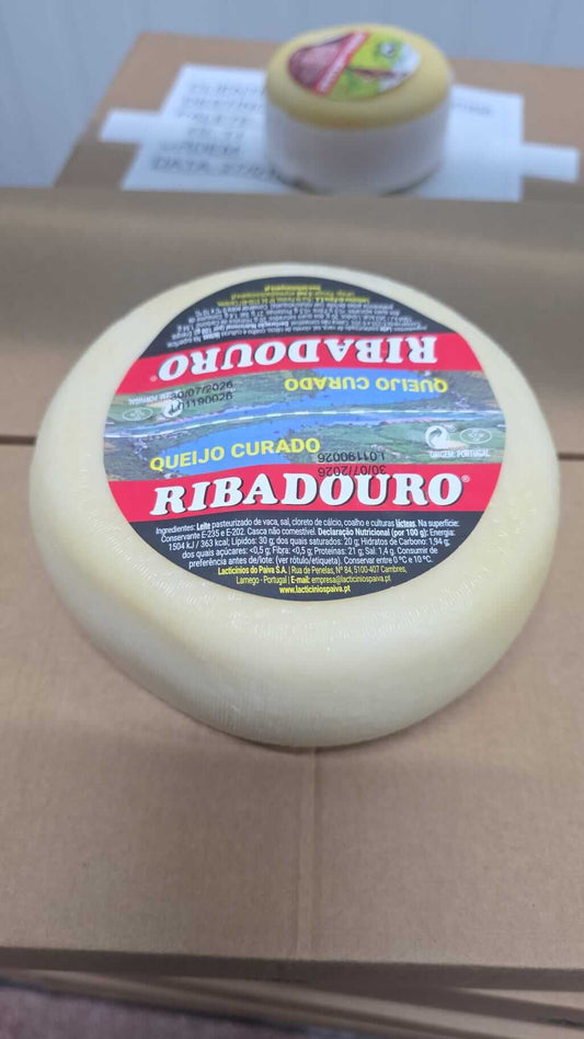 Queijo Ribadouro artesanal português em embalagem redonda.