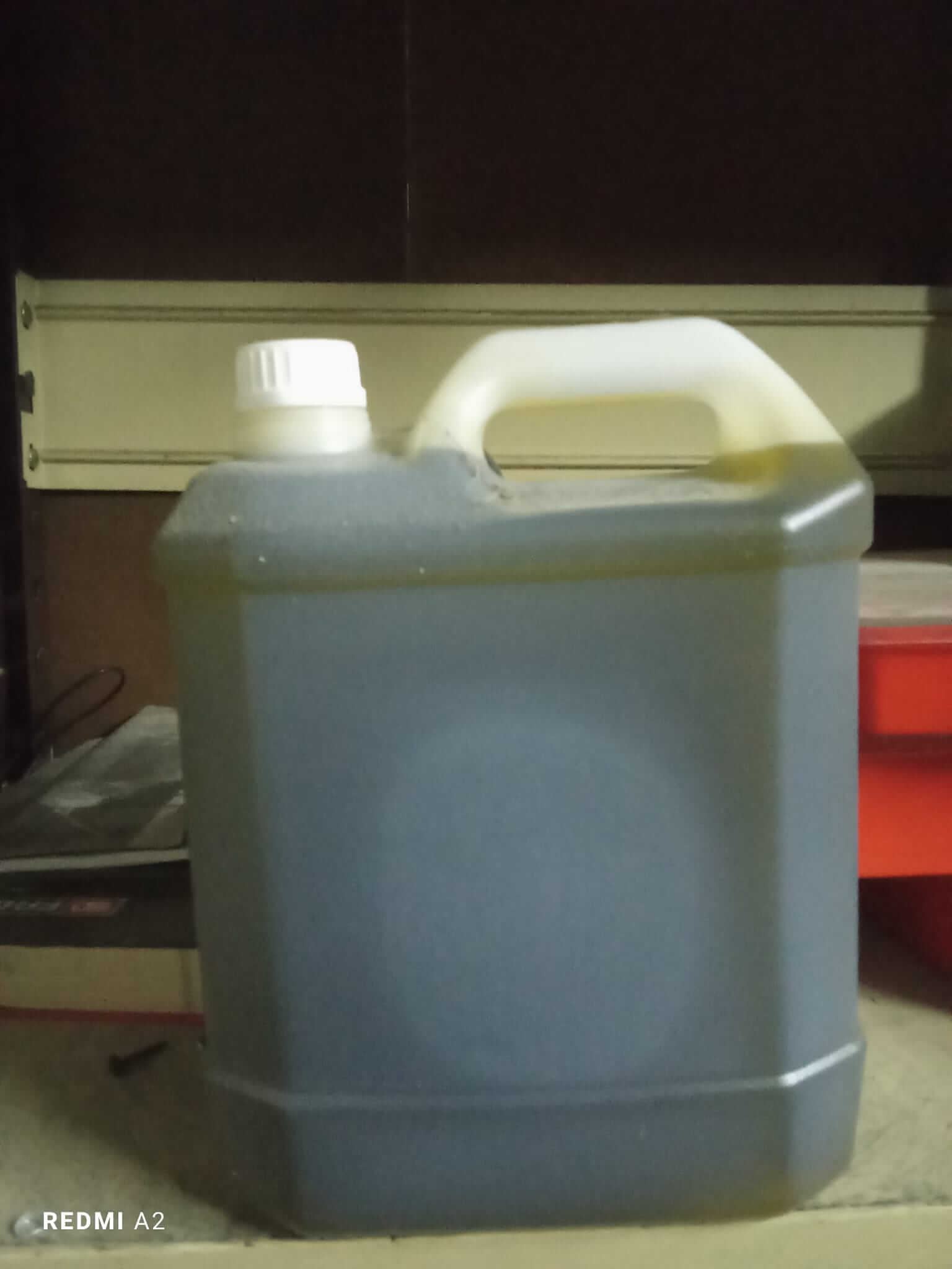 Garrafa de azeite virgem extra português Bragança com tampa branca e alça.