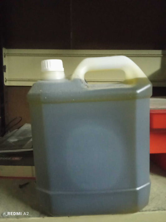 Garrafa de azeite virgem extra português Bragança com tampa branca e alça.