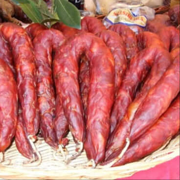 Chouriça artesanal portuguesa Beira Baixa em um cesto.