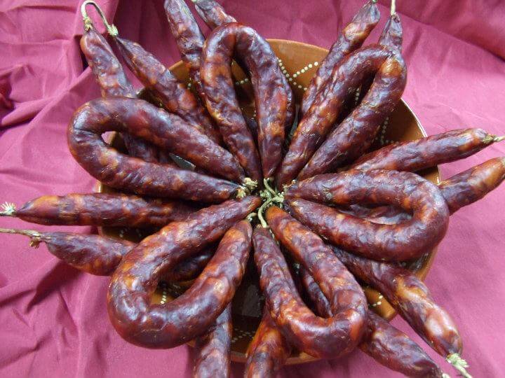 Chouriça artesanal portuguesa Beira Baixa em forma de ferradura.