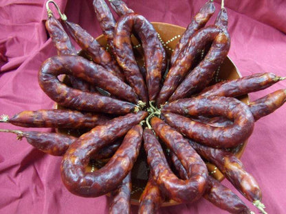 Chouriça artesanal portuguesa Beira Baixa em forma de ferradura.