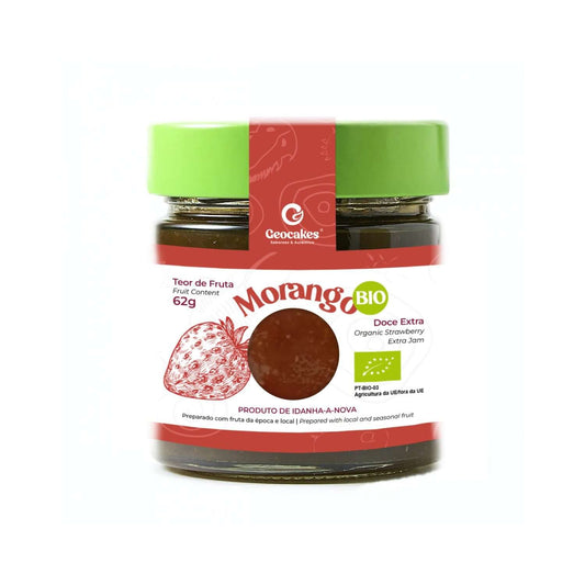 Doce de morango biológico em frasco de vidro com rótulo vermelho e verde.