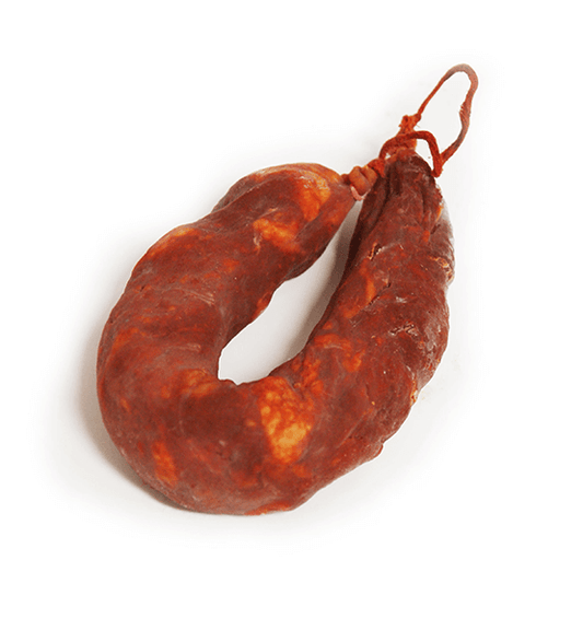 Chouriça artesanal portuguesa em forma de ferradura com corda para pendurar.