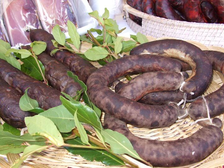 Morcela tradicional portuguesa em cestos com folhas de louro.