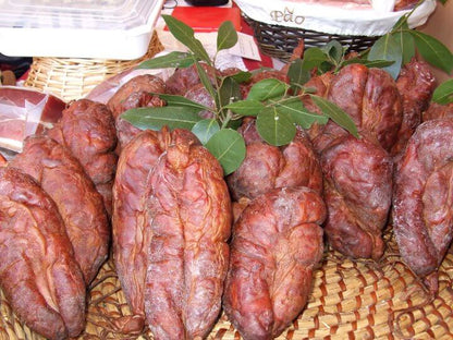 Paínho tradicional português fumado em cestos com folhas verdes.