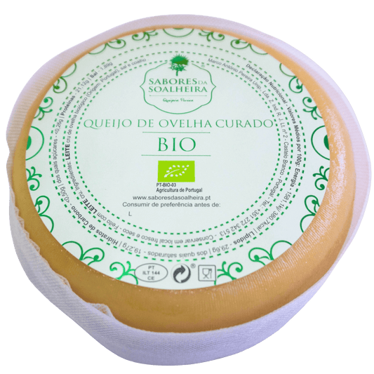 Queijo de ovelha curado biológico artesanal português com rótulo verde e branco.